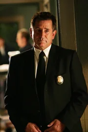 Die Untersuchungen des CSI Teams in einem Mordfall rufen den FBI-Agenten Jack Malone (Anthony LaPaglia) auf den Plan, der eine sechs Jahre zurückliegende Kindesentführung aufklären will.