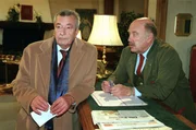 "Schlosshotel Orth", "Himmelsmächte." Während die Vorbereitungen zu Gabis und Jacobs Hochzeit, trotz Abwesenheit des Bräutigams, auf Hochtouren laufen, sucht Georg bei Fanny Trost. Den hat aber auch Fanny nötig, als sie auf unschöne Weise erfährt, was es mit Felix Frau auf sich hat. Schimek bekommt Besuch von einem Jugendfreund Emil. Im Bild (v.li.): Günter Mack (Emil Czikowski), Hans Kraemmer (Josef Schimek).