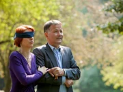 Roland Heilmann (Thomas Rühmann) hat etwas wieder gut zu machen und überrascht seine Frau Pia (Hendrikje Fitz) mit einem ganz besonderen Geschenk.