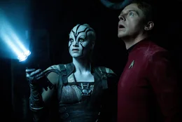 Jaylah (Sofia Boutella, l.) st&ouml;&szlig;t Scotty (Simon Pegg, r.) auf ein wichtiges Detail in ihrem Kampf gegen einen scheinbar unbekannten Feind ...