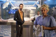 Während einer Obduktion werden Wade (CCH Pounder, r.), Sebastian (Rob Kerkovich, l.) und Danny (Christopher Meyer, M.) von einem bewaffneten Mann als Geiseln genommen ...