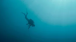 Um die Wahrheit hinter der anhaltenden Bedrohung auf See zu finden, wagt Abigail (Fleur Geffrier) trotz hoher Risiken allein einen Tauchgang und entdeckt dabei eine hei&szlig;e Spur.
