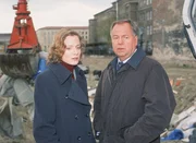 Bauarbeiter haben eine Kinderleiche unter Müll und Unrat entdeckt, offensichtlich ermordet. Staatsanwältin Clausen (Brigitte Beyeler) und Kommissar Kehler (Wolfgang Bathke) sind über die Brutalität, mit der die Tat verübt wurde, entsetzt.