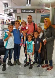Anwar und seine Familie bei ihrer Ankunft in Deutschland (Sommer 2016) v.l.n.r.: Muhammed, Anwar, Remas, Vater Khalifa, Moussa, Mutter Sumaya, Shadi, Massa© SWR - Honorarfreie Verwendung gemäß AGB im redaktionellen Zusammenhang mit genannter Sendung bei Nennung "Bild: SWR". Andere Verwendung nur nach Absprache. KiKA Unternehmenskommunikation - bildredaktion@kika.de Telefon: +49.361.218-1826