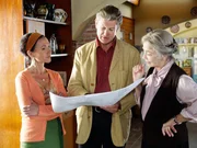 Hermine (Christine Ostermayer, re.) bespricht die Umbaupl&auml;ne ihres Gasthofes mit dem Architekten (Georges Kern) und ihrer Kellnerin Elisabeth (Susa Juhasz).