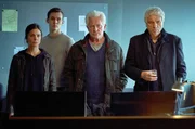 Beobachten eine Befragung im Dortmunder Polizeipräsidium: Nora Dalay (Aylin Tezel), Jan Pawlak (Rick Okon) mit Ivo Batic (Miroslav Nemec) und Franz Leitmayr (Udo Wachtveitl).