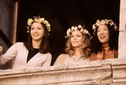L-R: Chiara (Giulia Steigerwalt), Frances (Diane Lane), Patti (Sandra Oh)