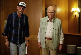 Benny (David Wiberg, l.); Allan Karlsson (Robert Gustafsson, r.)