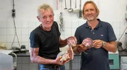 Frank Buchholz (r) zweite Station ist eine kleine tierfreundliche Schweinefarm in Echtenerbrug wo er Landwirt Jaap Frerichs (l) trifft.
