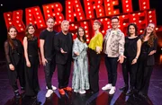 Gernot Kulis (3.v.l.), Lydia Prenner-Kaspar (m.), Martin Frank (3.v.r.), Sonja Pikart (4.v.r.), Andreas Vitasek (4.v.l.) und die Kabarettgipfelband.
