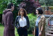 Deutsch-französische Ermittlungen: Commissaire Noémie Legrand (Sandy Lewis, mi.) und Hauptkommissarin Esther Baumann (Brigitte Urhausen, re.) befragen Merlin Bravard (Daniel Séjourné, li.) in Petite Rosselle (Frankreich).
