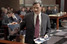Ethan Thomas (Campbell Scott) will beweisen, dass Pater Richard Moore mit seinem Exorzismus an Emily Rose das Leben der jungen Frau zerst&ouml;rt hat.