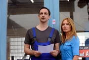 Trixi und Mike wissen nicht, wie sie es aus der finanziellen Krise schaffen sollen. Von links: Mike (Harry Blank) und Trixi Preissinger (Doreen Dietel). Trixi und Mike wissen nicht, wie sie es aus der finanziellen Krise schaffen sollen. Von links: Mike (Harry Blank) und Trixi Preissinger (Doreen Dietel).