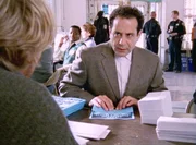 Monk (Tony Shalhoub) ist mehr oder weniger unfreiwillig zum Wahlkampfhelfer von Natalie bei einer Schulratswahl geworden. Doch das erweist sich schwieriger als gedacht. Seine Phobien machen ihn nicht gerade effizient. Jedes nicht 100prozentig gefaltetes Blatt wandert sofort in den Papierkorb. Monk (Tony Shalhoub) ist mehr oder weniger unfreiwillig zum Wahlkampfhelfer von Natalie bei einer Schulratswahl geworden. Doch das erweist sich schwieriger als gedacht. Seine Phobien machen ihn nicht gerade effizient. Jedes nicht 100prozentig gefaltetes Blatt wandert sofort in den Papierkorb.