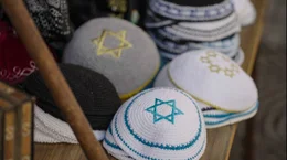 Kippas an einem Verkaufsstand in Tel Aviv. Die j&uuml;dischen Kopfbedeckungen werden nur von M&auml;nnern und Jungen getragen und symbolisieren Gottesfurcht.