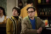 Beobachten gespannt das Date zwischen Raj und Lalita: Leonard (Johnny Galecki, r.) und Howard (Simon Helberg, l.) ...