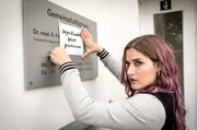 Wegen Krankheit geschlossen: Mandy (Morgane Ferru) macht die Praxis dicht.