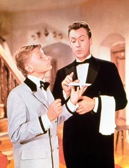 L-R: Piccolo Franzl (Frithjof Vierock), Leopold Brandmeyer (Peter Alexander)