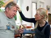 Hermann Ferch (Rainer Hunold) wohnt nach dem Tod seiner Frau allein mit seiner Tochter Sabine (Clara Gerst). Im Gegensatz zu seiner Tochter, die sich sehr gesund ernährt und auf sich achtet, stopft Hermann ein fettiges Brathähnchen nach dem anderen in sich hinein. Als er mit Schmerzen im Fußgelenk zusammenbricht, fährt ihn Sabine sofort in die Sachsenklinik.