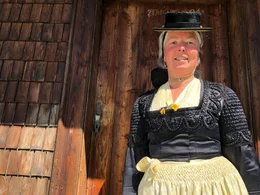 Monika Quehenberger im traditionellen &Uuml;berrock Ehefrau von Thomas Quehenberger Junior.