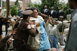 Annie Lee Cooper (Oprah Winfrey) - erster Protest vor dem Gerichtsgeb&auml;ude in Selma.