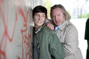 "Soko Donau" - Ein erschossener Kinderheimleiter und ein verbranntes indisches Mädchen führen die SOKO in die traurige Welt von Straßenkindern. Im Bild (v.li.): Nikolai Gemel (Falco Liebermann), Gregor Seberg (Helmuth Nowak).