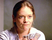 Der Wetteinsatz ist hoch. Wird Sandra (Inge Hornstra) die Pokerrunde und die Hälfte der neugeborenen Rinder von Drover's Run gewinnen?