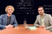 v.li.: Christian Uhle, Philosoph und Autor, mit Moderator Yves Bossart