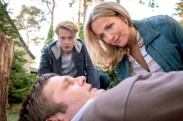 Nora (Tanja Wedhorn) und Kai (Lukas Zumbrock, li.) finden Schulleiter Thieme (Kai Ivo Baulitz) nach einem Schw&auml;cheanfall.