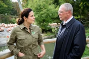 Die Lage ist ernst – der Leipziger Zoo steht ohne Direktor da und OB Herrenbrück (Frank Sieckel, rechts) bittet Tierärztin Dr. Mertens (Elisabeth Lanz) um Unterstützung. Wird sie die Zoodirektion übernehmen?