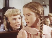 Wiederholt versucht Nellie (Alison Arngrim, l.), ihre Schulkollegin Laura (Melissa Gilbert, r.) zu dem&uuml;tigen.