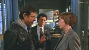 Innerhalb kurzer Zeit werden zwei Banker getötet. Detective Nichols (Jeff Goldblum, l.), Captain Ross (Eric Bogosian) und Detective Wheeler (Julianne Nicholson) tappen im Dunkeln.