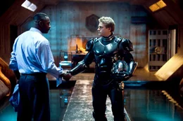 Stacker Pentecost (Idris Elba), Raleigh Becket (Charlie Hunnam)