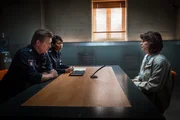 Hans (Bruno F. Apitz) und Alexa (Minh-Khai Phan-Thi, M.) befragen Torben Mansteins Mutter Gertrud (Irene Kugler, r.) zu dem nächtlichen Einbruch in das Haus ihrer Ex-Schwiegertochter.