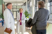 Dr. Roland Heilmann (Thomas Rühmann, li.) versucht mit David Schraders (Thure Riefenstein, re.) Geständnis gelassen umzugehen. David hat Rolands Frau Dr. Kathrin Globisch (Andrea Kathrin Loewig, mi.) offenbart, dass er schon in der Schule in sie verliebt war und sich daran nichts geändert hat.