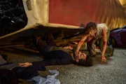 Clara Eweleit (Friederike Becht) findet den bewusslosen Alexander Kwira (Vladimir Korneev) unter dem Buswrack.