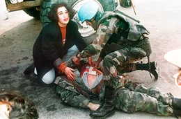 Sarajevo, Bosnien, 1994: Eine Passantin leistet mit einem franz&ouml;sischen UN-Soldaten Erste Hilfe, nachdem ein bosnischer Soldat auf offener Stra&szlig;e in Sarajevo angeschossen wurde. Er starb Minuten sp&auml;ter.