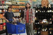 Beim Einkaufen ersp&auml;hen Jake (Angus T. Jones, l.) und Walden (Ashton Kutcher, r.) eine Sch&ouml;nheit. Doch kann Walden bei ihr landen?