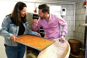 Kräuterexpertin Andrea Percht und Moderator Richard Deutinger mit getrockneten Ringelblumen, aufgenommen während ServusTV´s Heimatleuchten am Kräuterbauernhof Percht, Michaelerberg, Gröbming, Steiermark am 08.07.2025