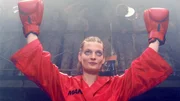 Manu (Constanze Priester) zieht in den Boxring ein und l&auml;sst sich feiern.