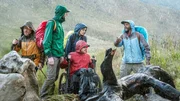 Tom (Kostja Ullmann, vorne) kann es nur schaffen, wenn alle helfen. Joschka (Simon Schwarz, li.), Simon (Ulrich Friedrich Brandhoff, 2. v. re.) und Anna (Anna Maria M&uuml;he)