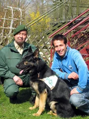 Willi Weitzel (rechts) mit Peter Wolf und seinem Polizeihund Tasko, der die beste Spürnase hat.