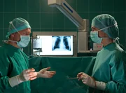 Dr. Kaminski (Udo Schenk, links) und Dr. Eichhorn (Cheryl Shepard) wollen den Eiter minimalinvasiv punktieren. Doch der Eiterherd ist zu groß und sie müssen abbrechen.