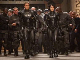 Raleigh Becket (Charlie Hunnam, vorne l.) und Mako Mori (Rinko Kikuchi, vorne r.) sind drift kompatibel. Das hei&szlig;t, sie k&ouml;nnen zusammen durch Gedankenkopplung einen humanodien Kampfroboter gegen au&szlig;erirdische Monster steuern ...
