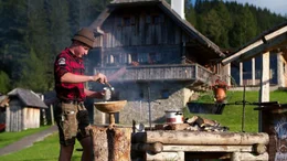 Kilian beim Sterz kochen.