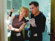 Catherine (Marg Helgenberger) und Nick (George Eads) finden in einem Coffee-Shop ein wahres Gemetzel vor. War hier ein Auftragskiller am Werk?