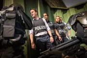 LKA-Ermittler Renner (Michael Ehnert, 2.v.l.), Tarik (Serhat Cokgezen, M.) und Claudia (Janette Rauch, 2.v.r.) bei einem Großeinsatz des SEKs.