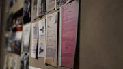 Akten zu Straft&auml;tern aus der DDR an einer Pinnwand.