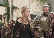 L-R: Cersei Lannister (Lena Headey) und Meryn Trant (Ian Beattie).