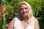 Einen attraktiven Terrassengarten haben sich Isabella Konrad und ihr Mann G&uuml;nther in K&auml;rnten in Spittal an der Drau geschaffen. Ihre Vision: vertr&auml;umte Pl&auml;tze zu schaffen, wo sich Mensch und Tier wohl f&uuml;hlen. Zentrales Thema ist das Element Wasser und oberstes Gebot im Garten ist &ouml;kologisches G&auml;rtnern.